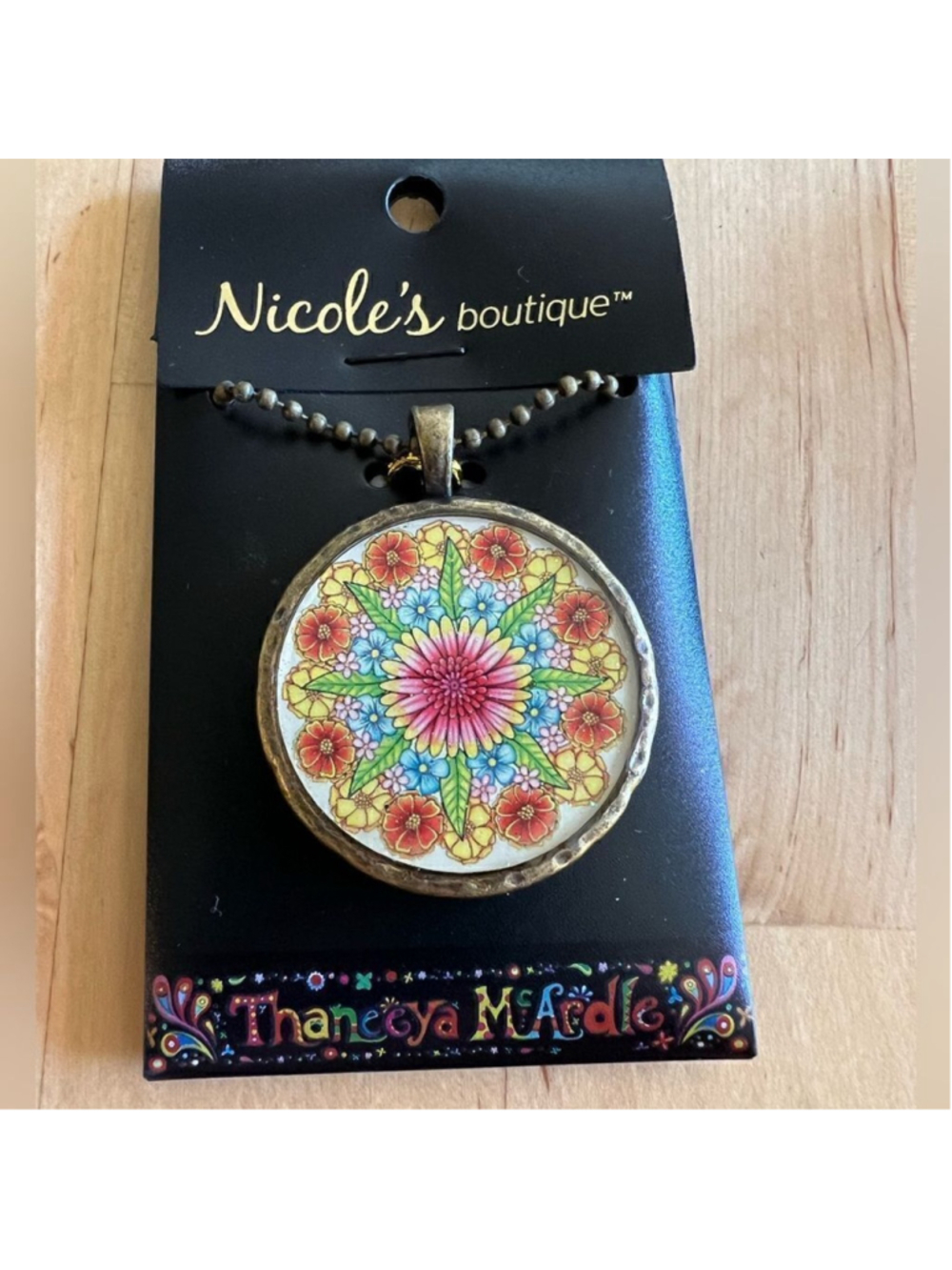 Necklace with sparkly floral design